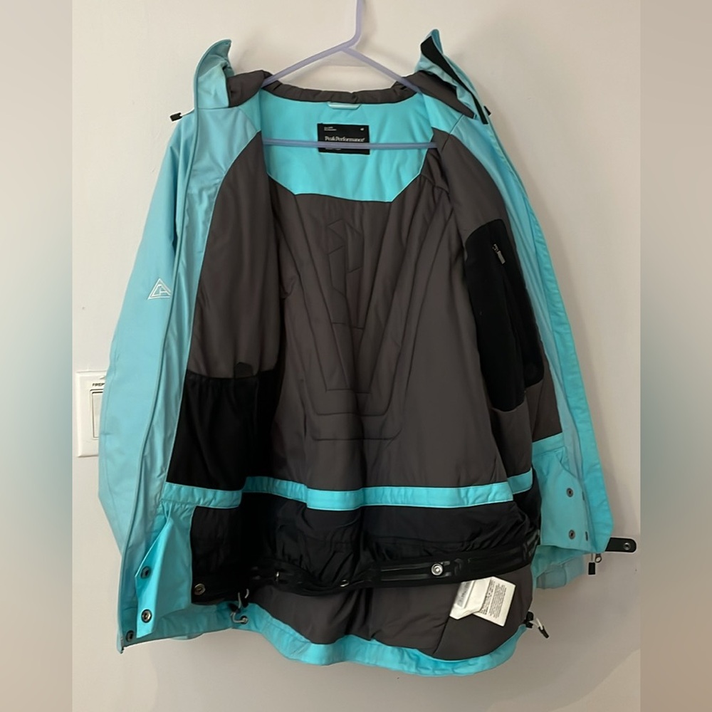 Gortex insulated Peak Performance ski or snowboard jacket - Picture 3 of 9